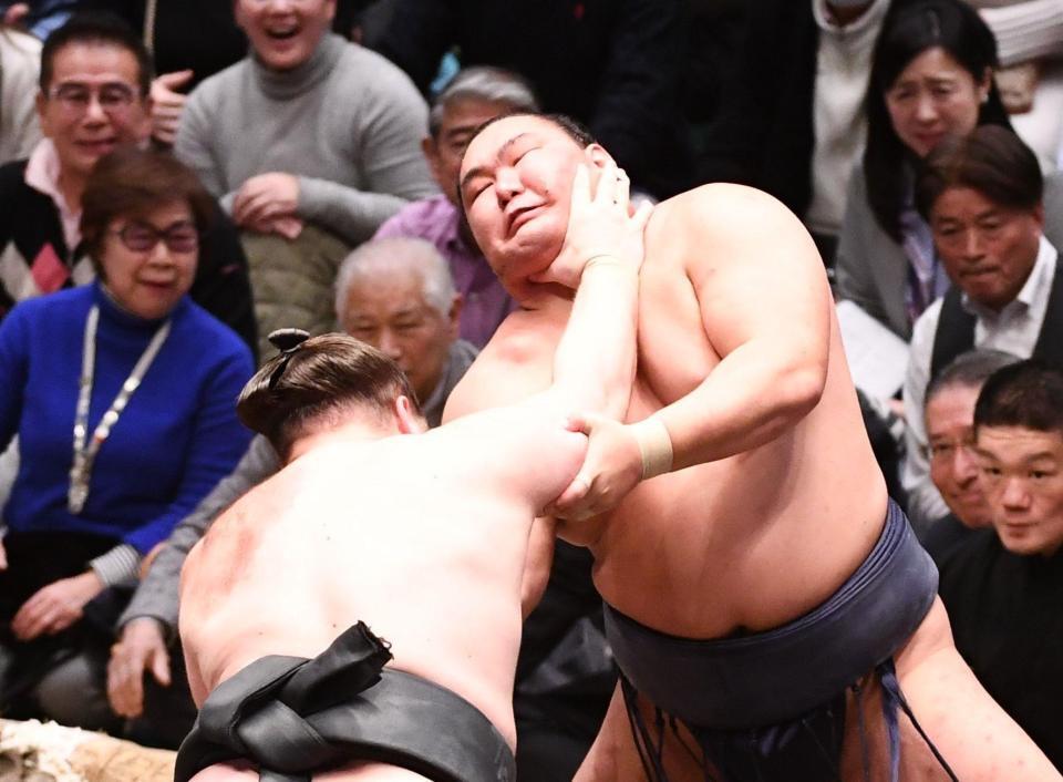 安青錦の強烈なのど輪に苦しめられる豊昇龍（撮影・園田高夫）