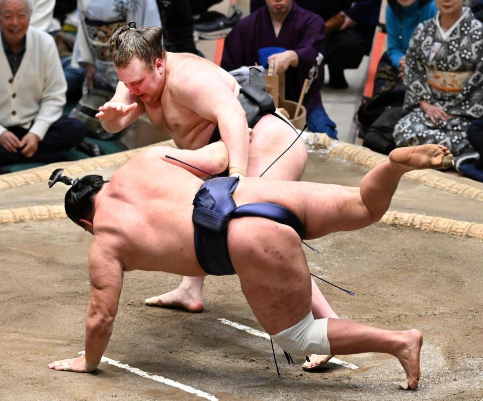 安青錦（奥）が上手投げで豊昇龍を破る
