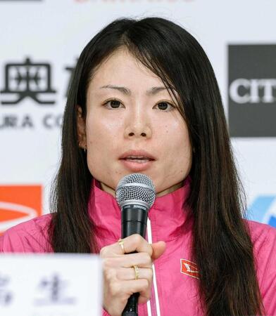 　記者会見する松田瑞生