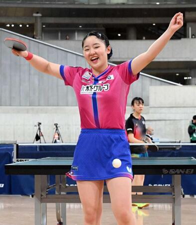 　ジュニア女子シングルスで優勝し、喜ぶ張本美和（撮影・柿森英典）
