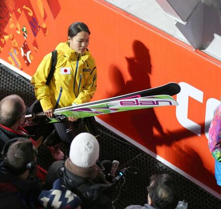 　ソチ五輪　メダルを逃した高梨沙羅は呆然とした表情で引きあげる（２０１４年）