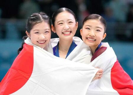 　女子で優勝した青木祐奈。左は２位の中井亜美、右は３位の千葉百音（共同）