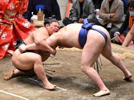 安青錦㊨が下手投げで伯乃富士を下す＝２１日、初場所１１日目