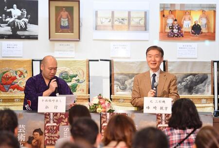 相撲博物館で十両格呼び出しの弘行（左）とトークショーを行った峰崎親方（撮影・開出牧）
