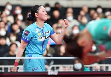 長崎美柚（右）を破り準決勝進出を決めた張本美和