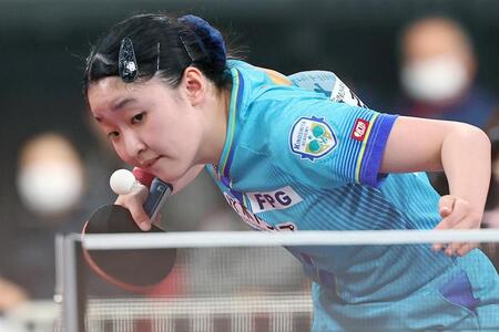 女子シングルス準々決勝でサーブを打つ張本美和