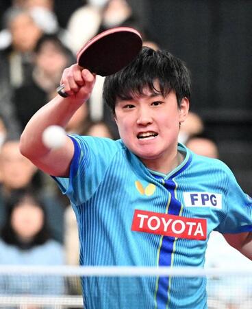 ショットを放つ張本智和