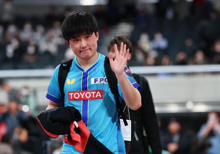 試合後、ファンに手を振り会場を後にする張本智和