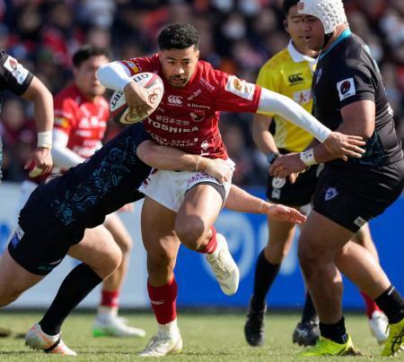 　ＢＬ東京-東京ベイ　前半、攻め込むＢＬ東京・モウンガ（中央）＝秩父宮