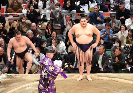 安青錦（左後方）を押し倒しで下し貫禄を漂わせる大の里（撮影・開出牧）