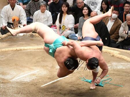 琴桜（左）を上手投げで下した豊昇龍（撮影・佐藤厚）