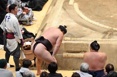 熱海富士に浴びせ倒しで敗れ土俵下でがっくりの霧島（撮影・開出牧）