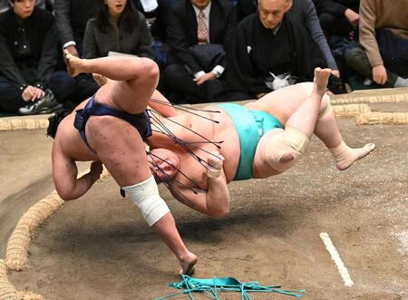 豊昇龍（左）が上手投げで琴桜を下す