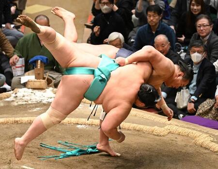 豊昇龍（奥）は上手投げで琴桜を下す