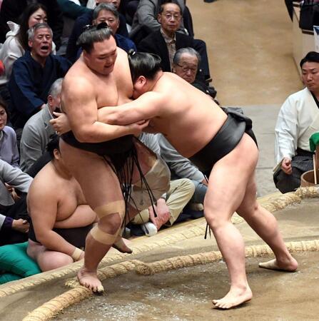 若元春（右）に寄り切られ、５敗目を喫した朝乃山（撮影・佐藤厚）