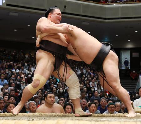 若元春（右）に寄り切りで敗れる朝乃山