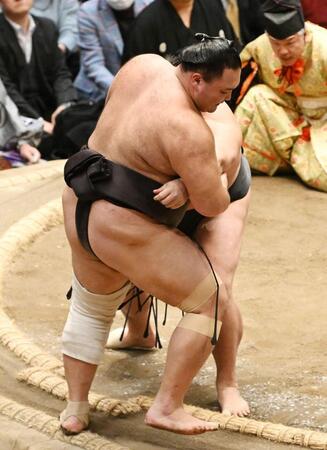 朝乃山（手前）は寄り切りで若元春に敗れる