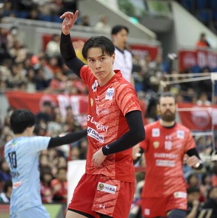 サービスエースを奪いポーズを見せるサントリー・高橋藍（撮影・立川洋一郎）