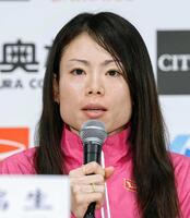 　記者会見する松田瑞生