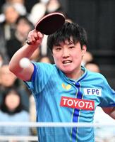 ショットを放つ張本智和