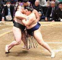 安青錦（左）を押し倒しで下した大の里（撮影・開出牧）