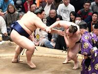安青錦（右）を押し倒しで下した大の里（撮影・佐藤厚）