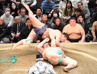 琴桜（手前）を上手投げで破った豊昇龍（撮影・開出牧）