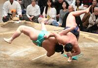 琴桜（左）を上手投げで下した豊昇龍（撮影・佐藤厚）