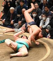 豊昇龍（右）は上手投げで琴桜を下す