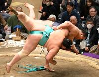 豊昇龍（奥）は上手投げで琴桜を下す