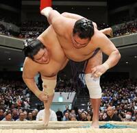 豊昇龍（右）が上手投げで琴桜を下す