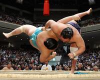 豊昇龍（右）が上手投げで琴桜を下す
