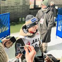 取材に応じる丸山