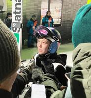 取材に応じる高梨