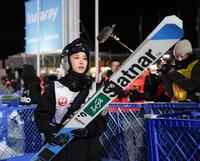 ２回目の飛躍を終え引き揚げる高梨沙羅