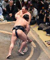 若元春（手前）に寄り切りで敗れる朝乃山