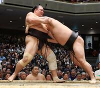 若元春（右）に寄り切りで敗れる朝乃山