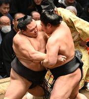 若元春（右）を攻める朝乃山