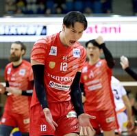 雄たけびを上げるサントリー・高橋藍（撮影・立川洋一郎）