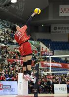 サーブを放つサントリー・高橋藍（撮影・立川洋一郎）