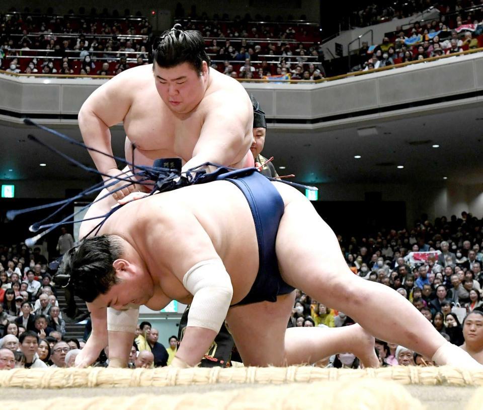 　阿炎（手前）を突き落としで破る熱海富士（撮影・佐藤厚）