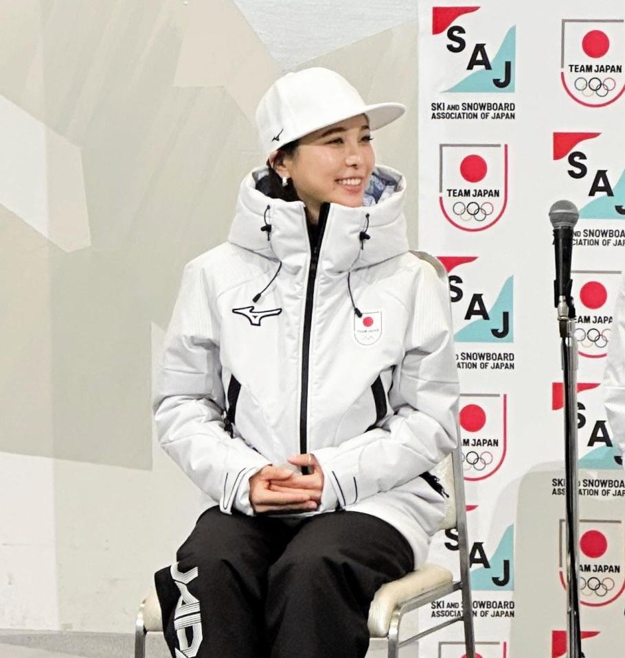 会見で笑顔を見せる高梨沙羅