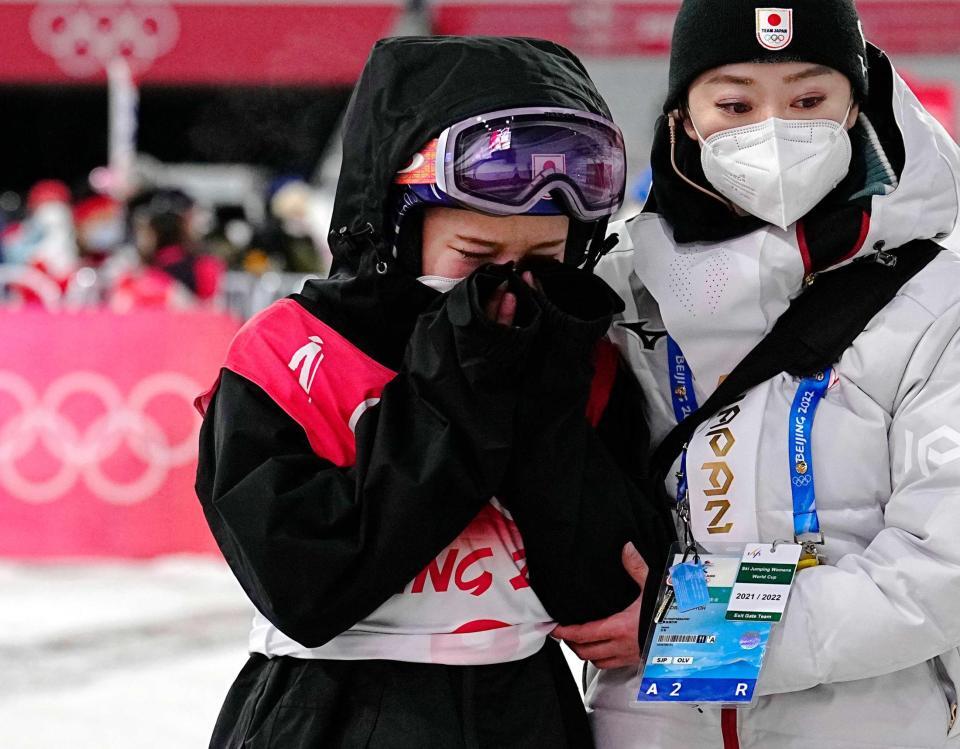 　北京五輪　１回目の飛躍が失格となり、声を上げて泣く高梨沙羅（２０２２年）