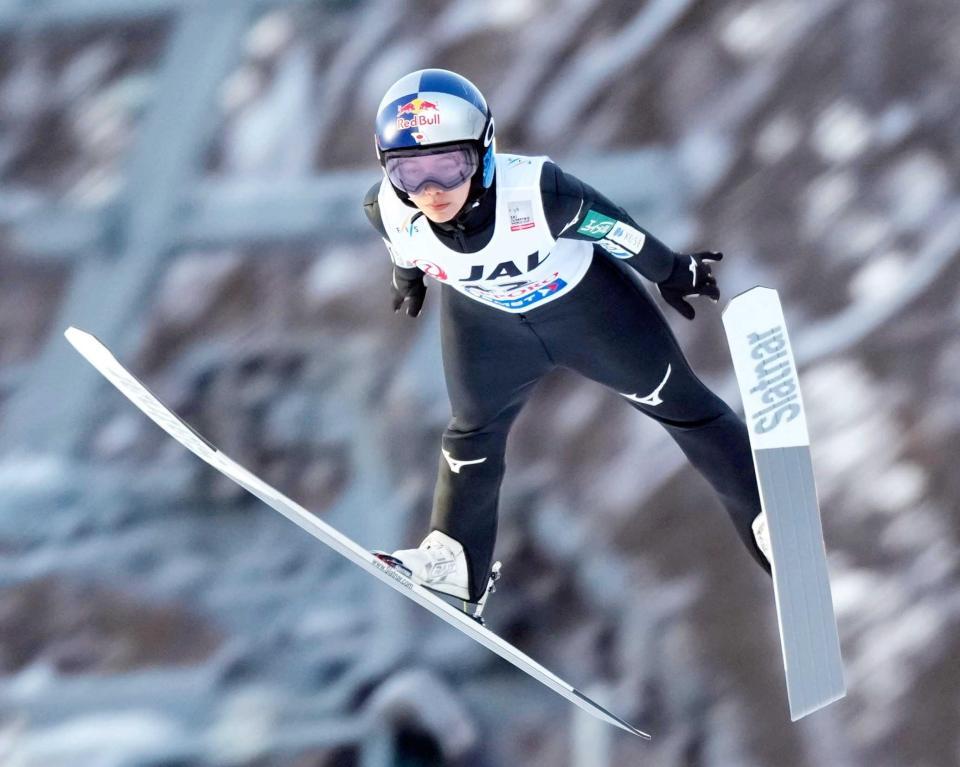 　Ｗ杯女子第２１戦の予選で飛躍する高梨沙羅（２３日）