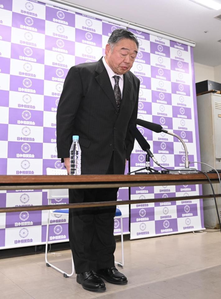 定年前会見に登場し一礼する常磐山親方（撮影・開出牧）