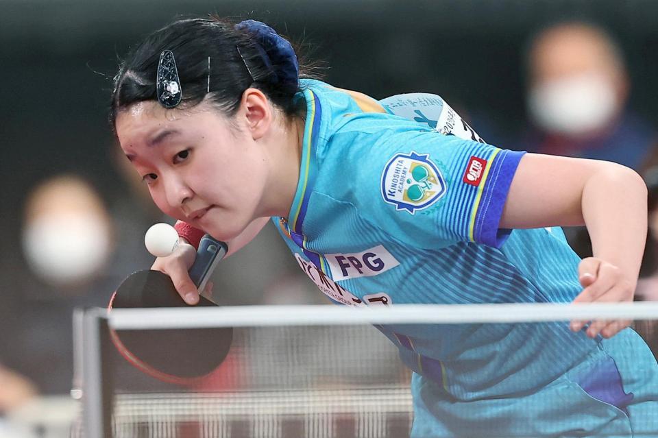 女子シングルス準々決勝でサーブを打つ張本美和