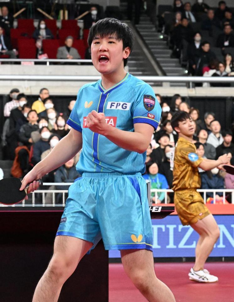 得点を決めてガッツポーズをする張本智和