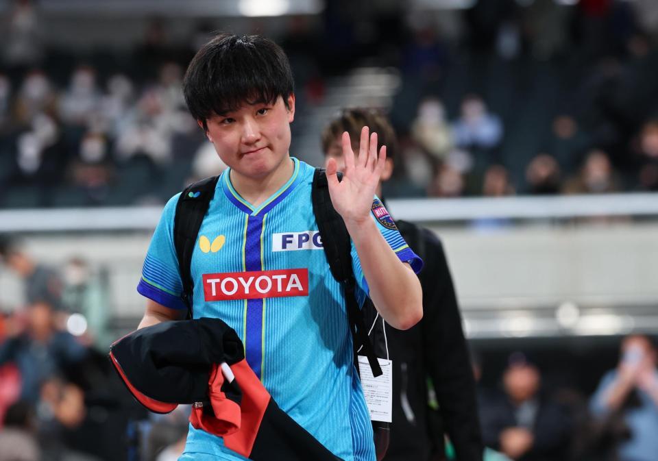 試合後、ファンに手を振り会場を後にする張本智和