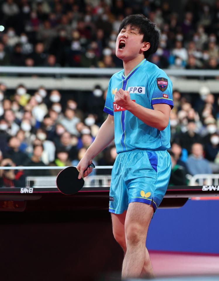 最終ゲームでポイントを奪い雄たけびを上げる張本智和