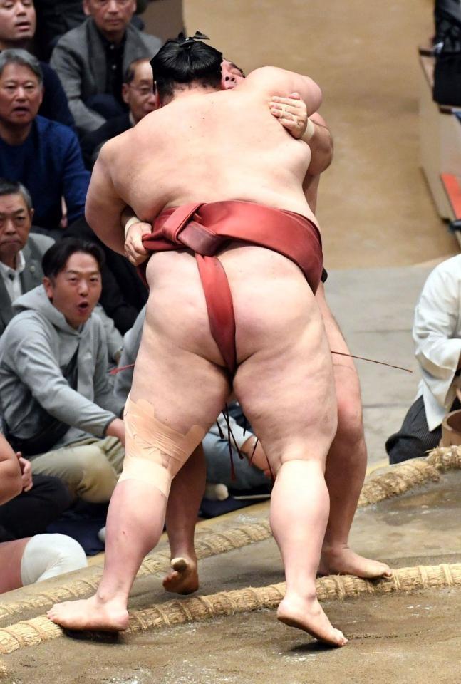 霧島（奥）を浴びせ倒しで破り、３敗対決を制した熱海富士（撮影・佐藤厚）